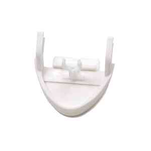 Vit plastklämma för fäste på cykelhjälm.