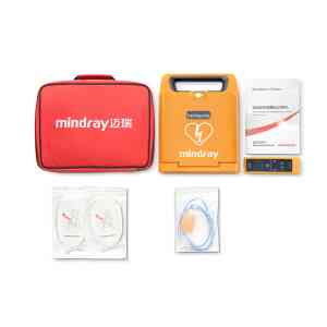 Defibrillator träningskit med tillbehör och manualer.