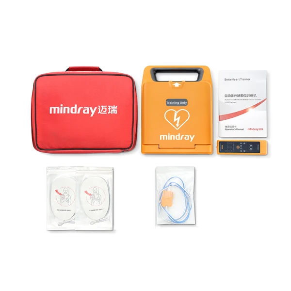 Defibrillator träningskit med tillbehör och manualer.