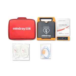 Defibrillator träningskit med tillbehör och manual.