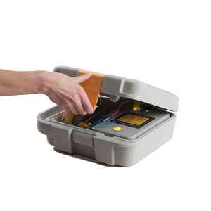 Hand öppnar defibrillator.