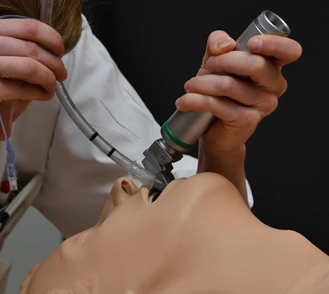 Medicinsk simulering av intubation på docka