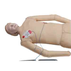 HLR-docka med defibrillatorplatta på bröstet.