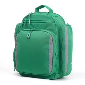 Grön ryggsäck med flera fickor och dragkedjor. För hemsjukvård och akutsjukvård.