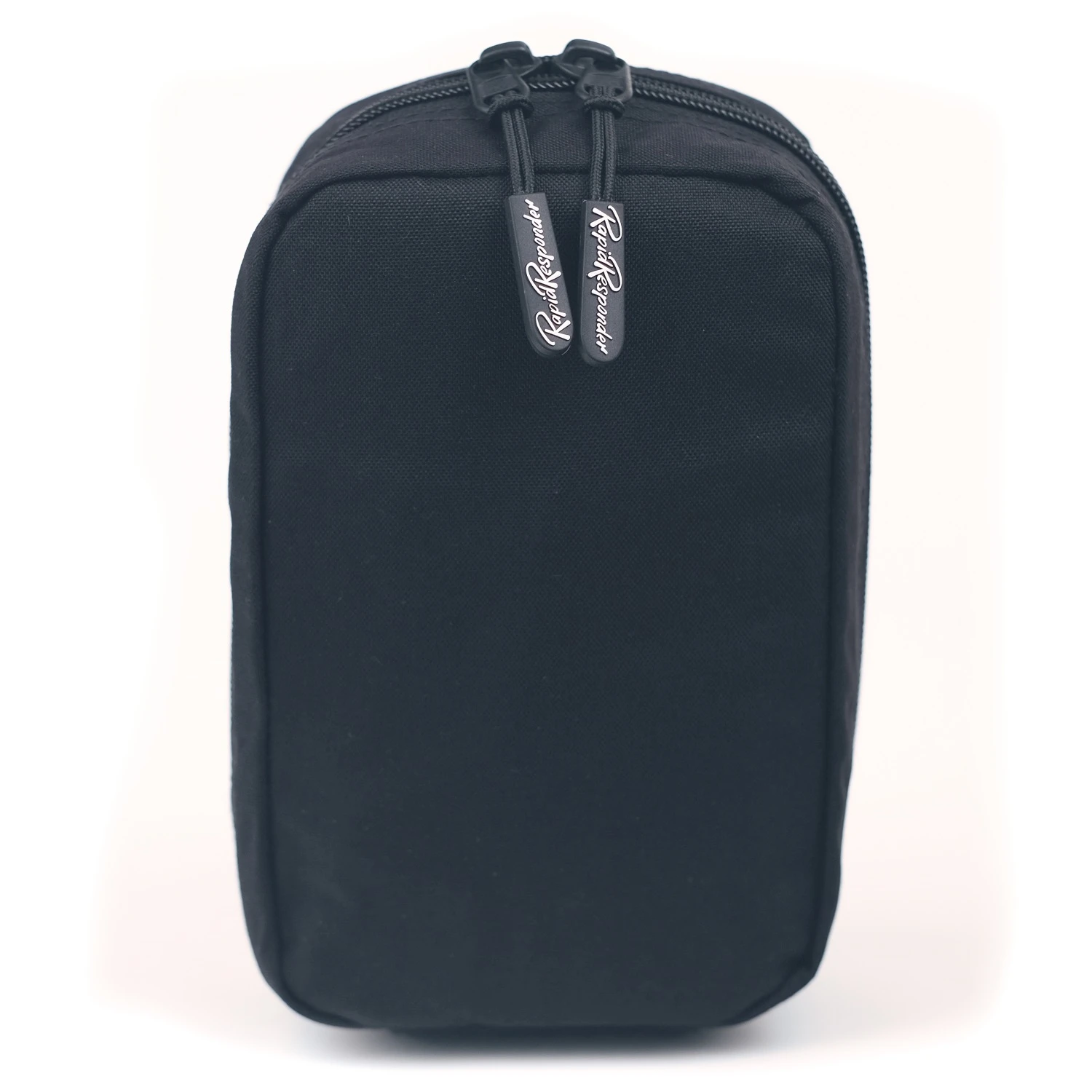 Svart rektangulär väska med dragkedja framifrån.