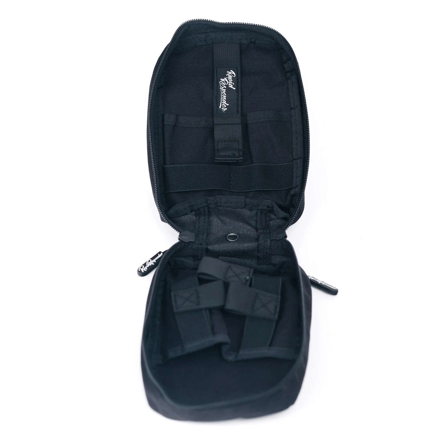 Öppen svart transportväska med fack och remmar.