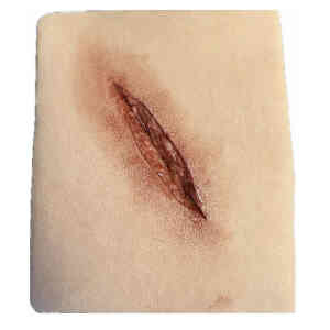 Realistisk sårsmink på hud för specialeffekter