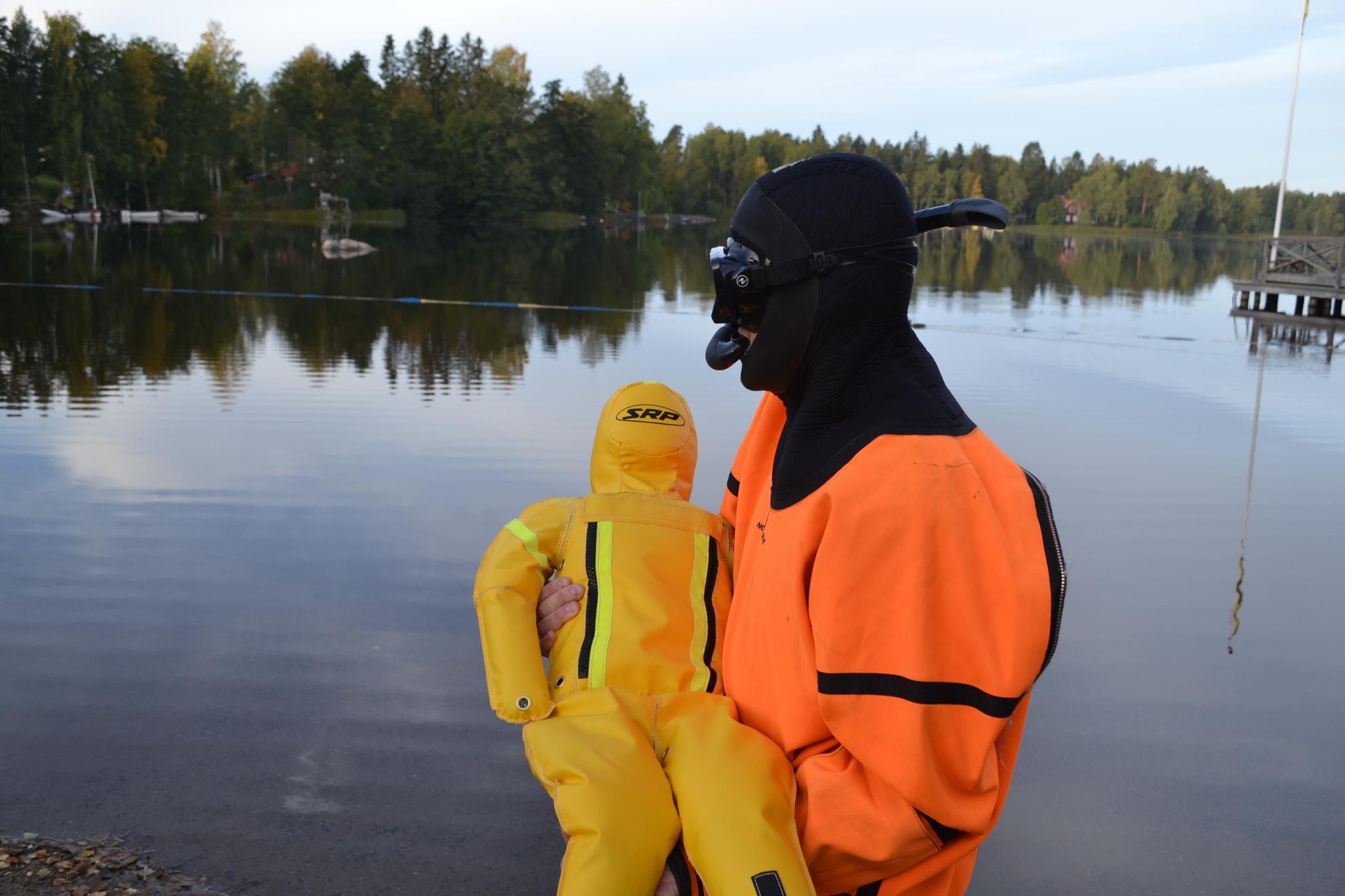 räddningsdocka vattenlivräddning barn