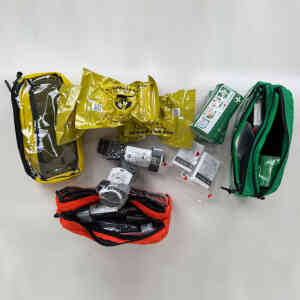 Första hjälpen-kit med olika medicinska förnödenheter.