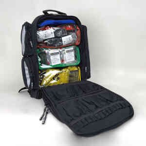 Första hjälpen-ryggsäck med flera färgkodade fack.