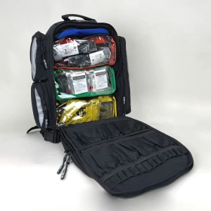 Första hjälpen-ryggsäck med flera färgkodade fack.