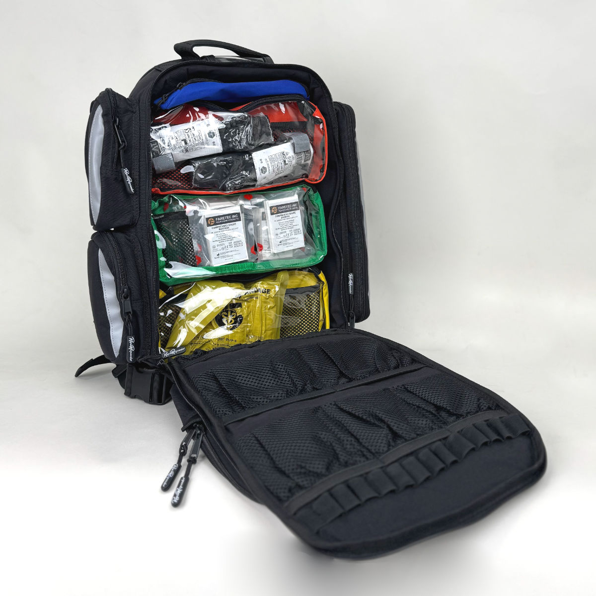 Första hjälpen-ryggsäck med flera färgkodade fack.