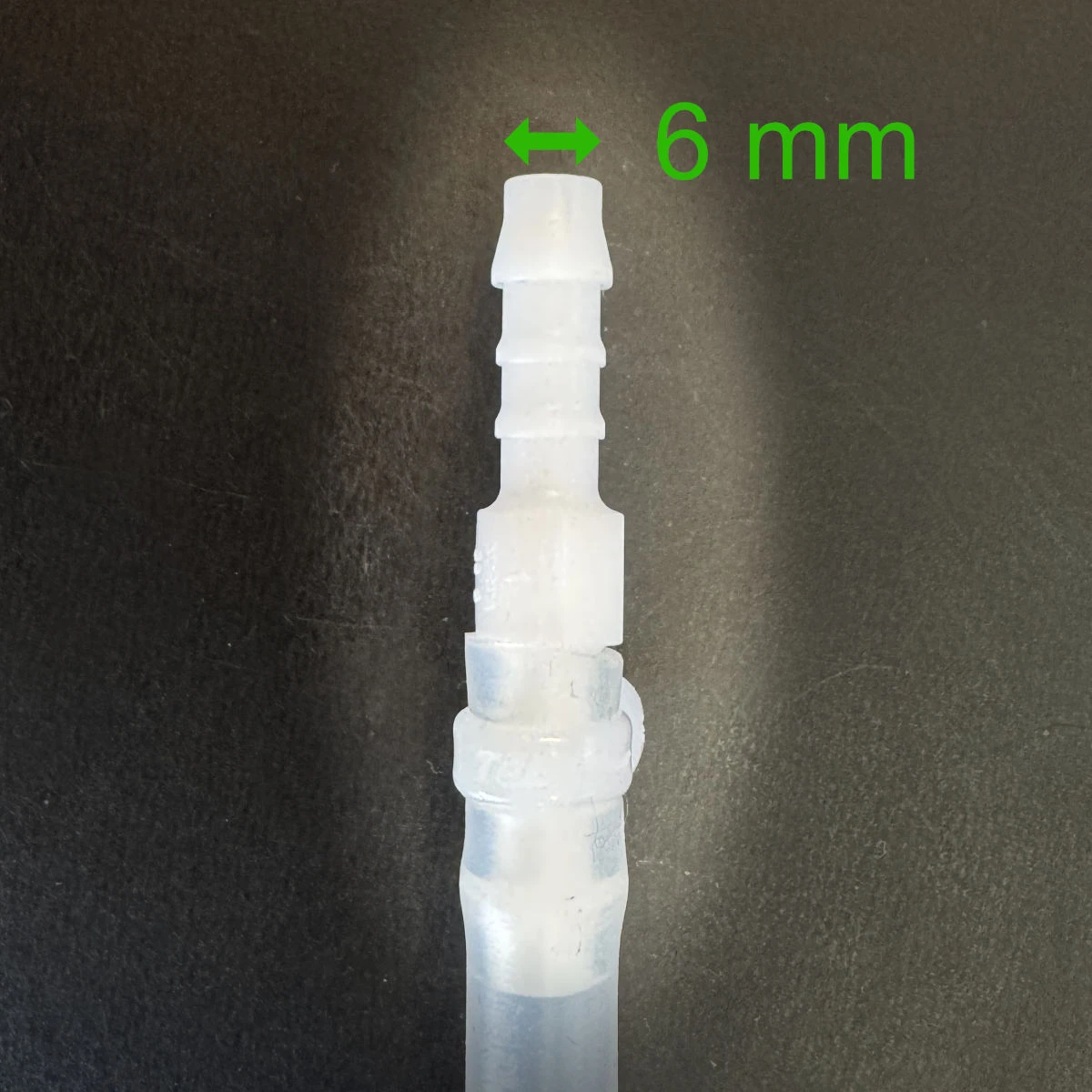 Vitt plaströr, diameter 6 mm, på svart bakgrund.