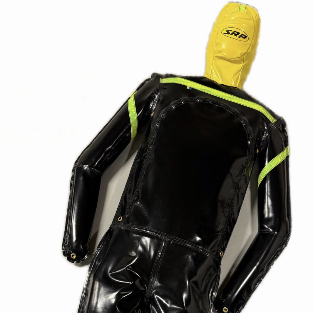 Svart och gul vattenlivräddningsdocka