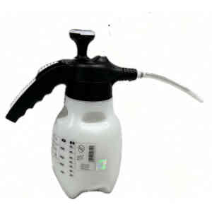 Vit sprutflaska med svart handtag och slang