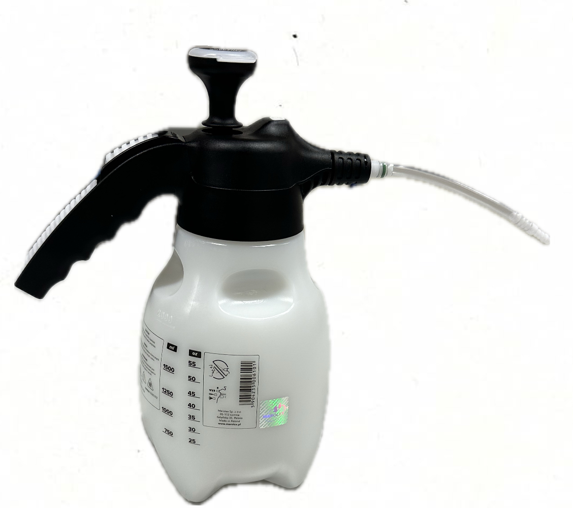 Vit sprutflaska med svart handtag och slang