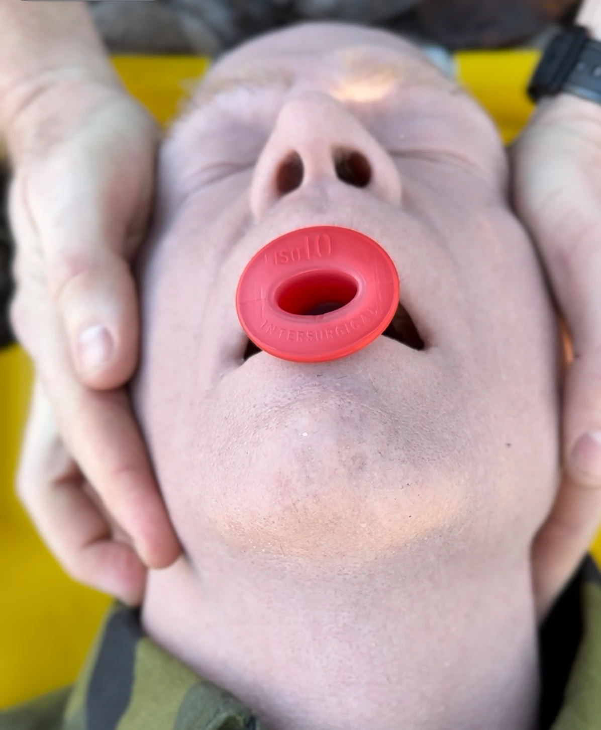 Man får luftvägsbehandling med munstycke